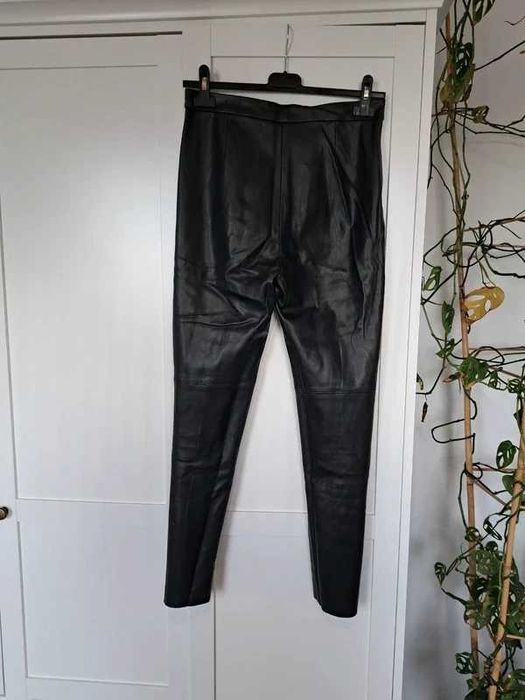 Spodnie skórzane Zara - elegancja i charakter, rozm. S