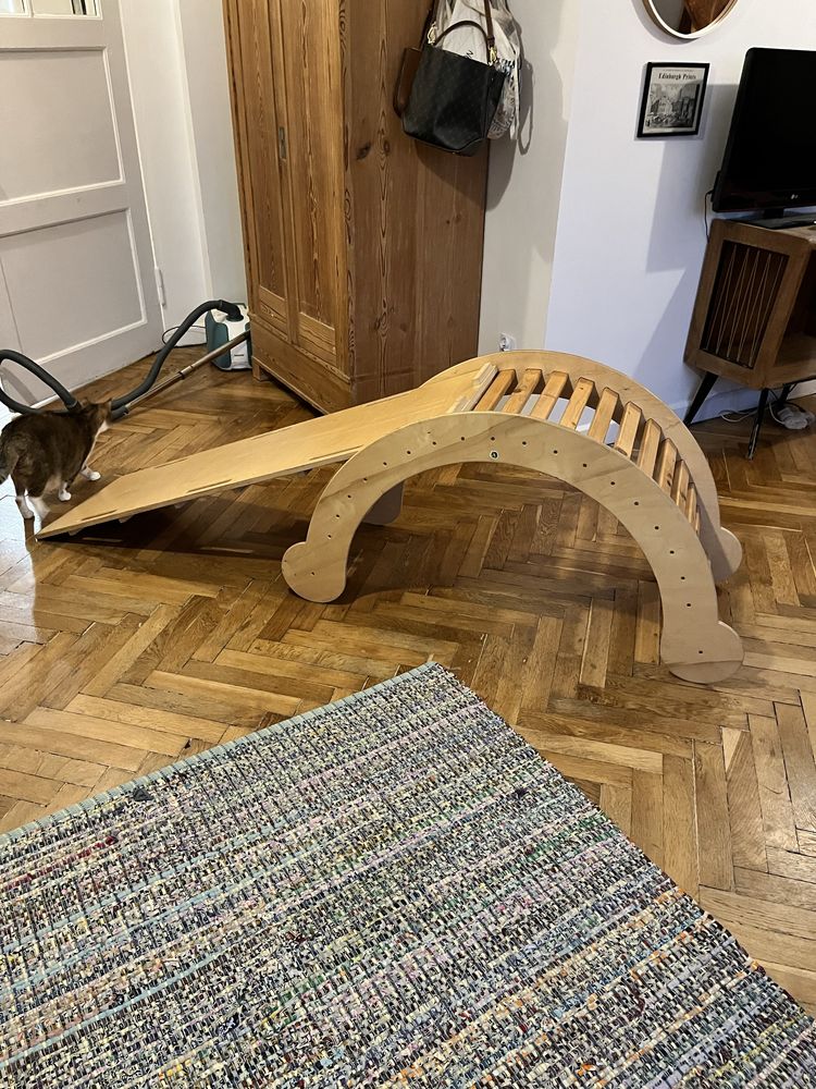 Drewniany bujak ze zjezdzalnią Montessori