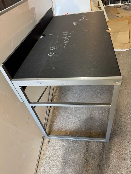 Biurko czarne  rama metalowa-srebrna  120x60 wys 75cm