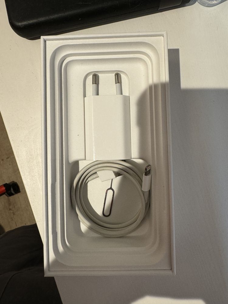 Iphone 11 com caixa, carregador e cabo originais