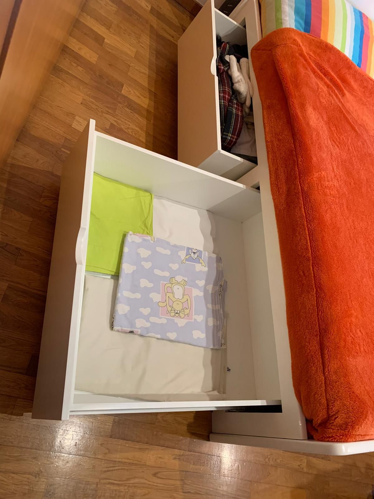 Cama juvenil com gavetas