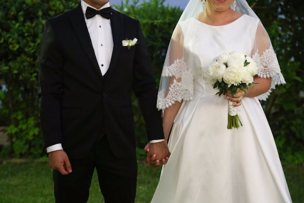 Свадебная фата со шлейфом,двухслойная,кружевная с вышивкой. не венчана