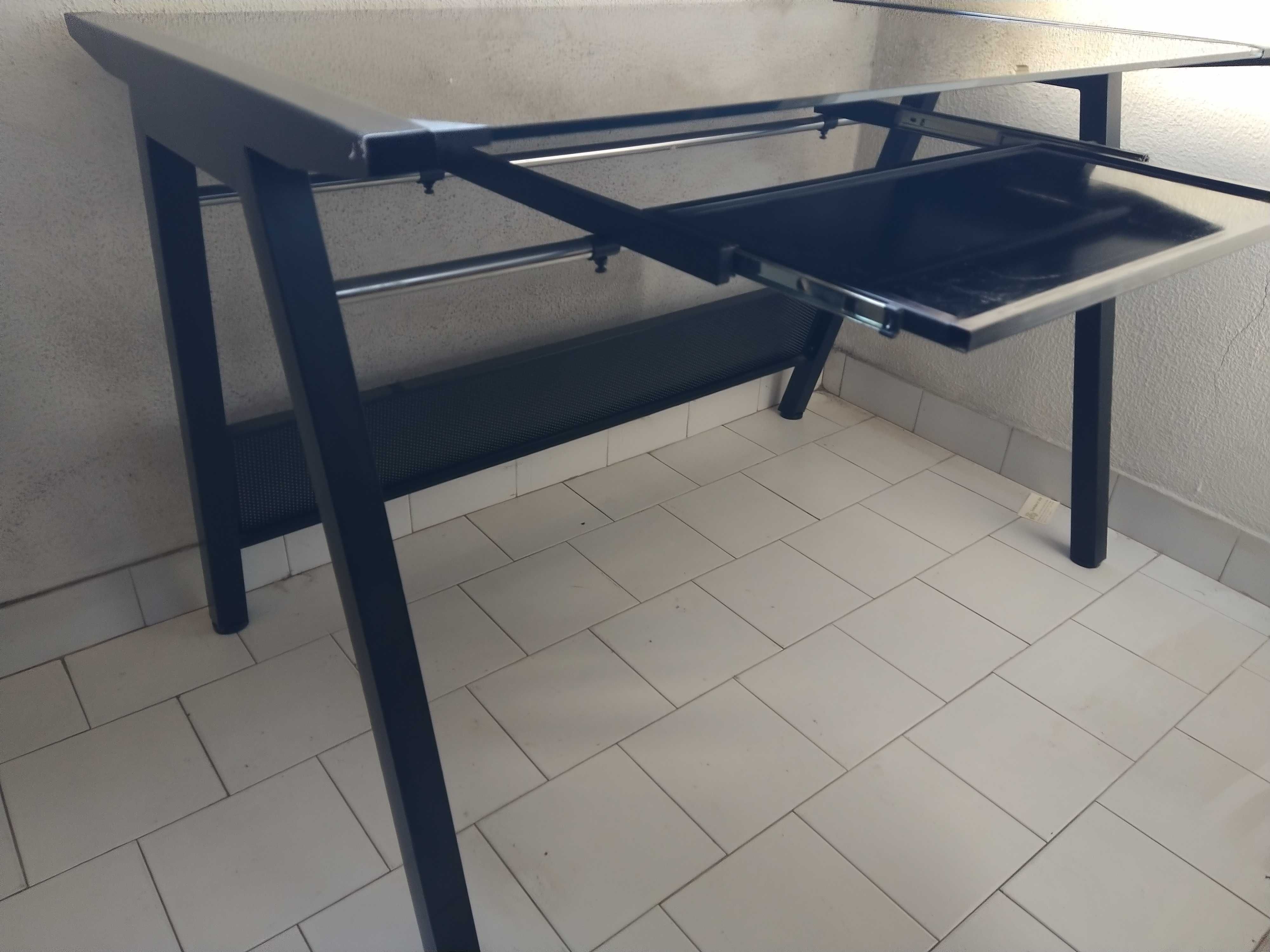 Secretária com tampo em vidro para PC