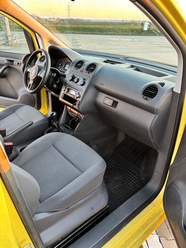 VW Caddy 1.6 TDI 2013 • 235 tys. km • Stan bdb • Klima • Hak