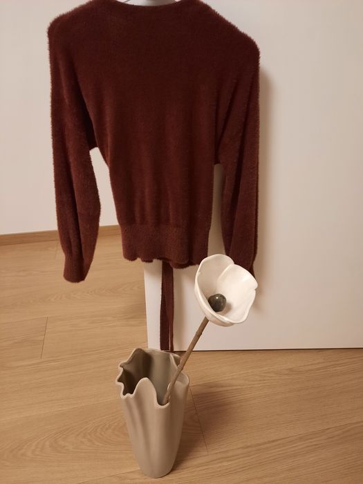 Sweter damski wiązany w talii marki MAKALU