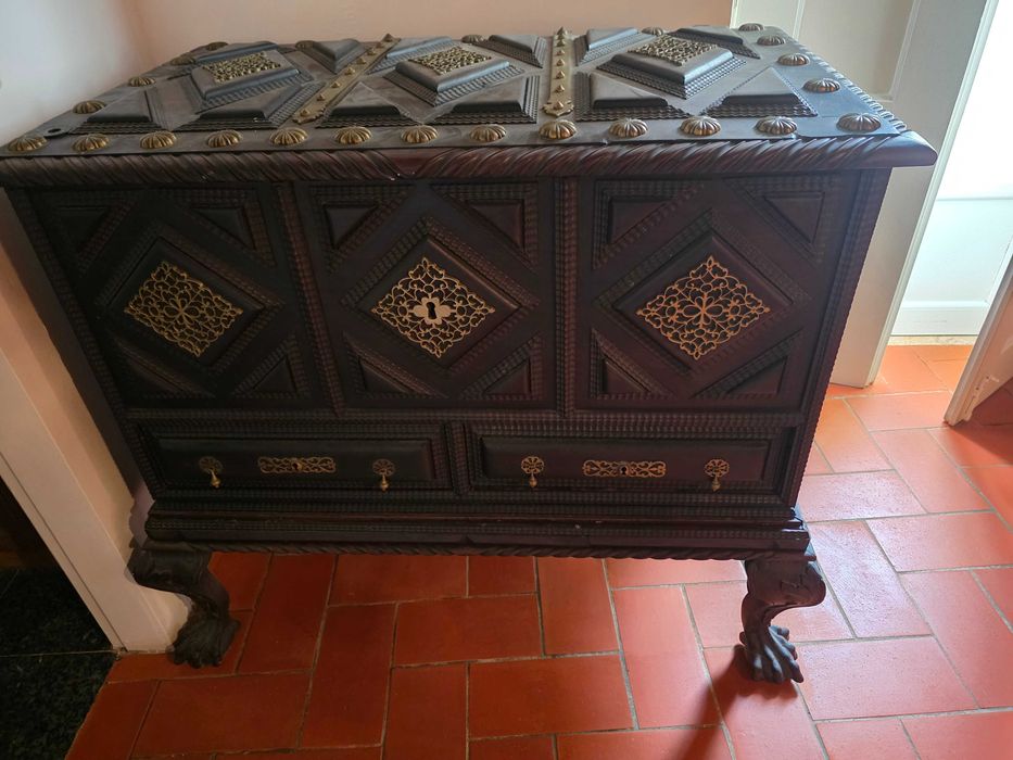 Vende-se Baú-Arca em Madeira de pau santo