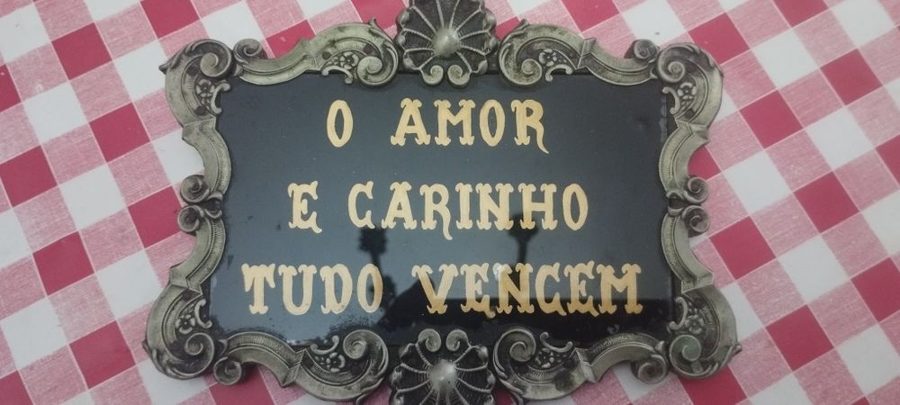 Placa em madeira com contornos em estanho