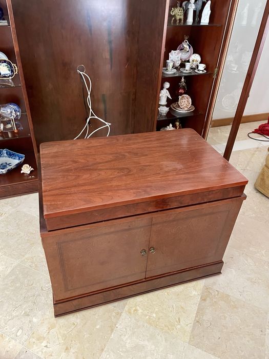 Móvel de Sala Clássico com Vitrine e Base Deslizante para TV