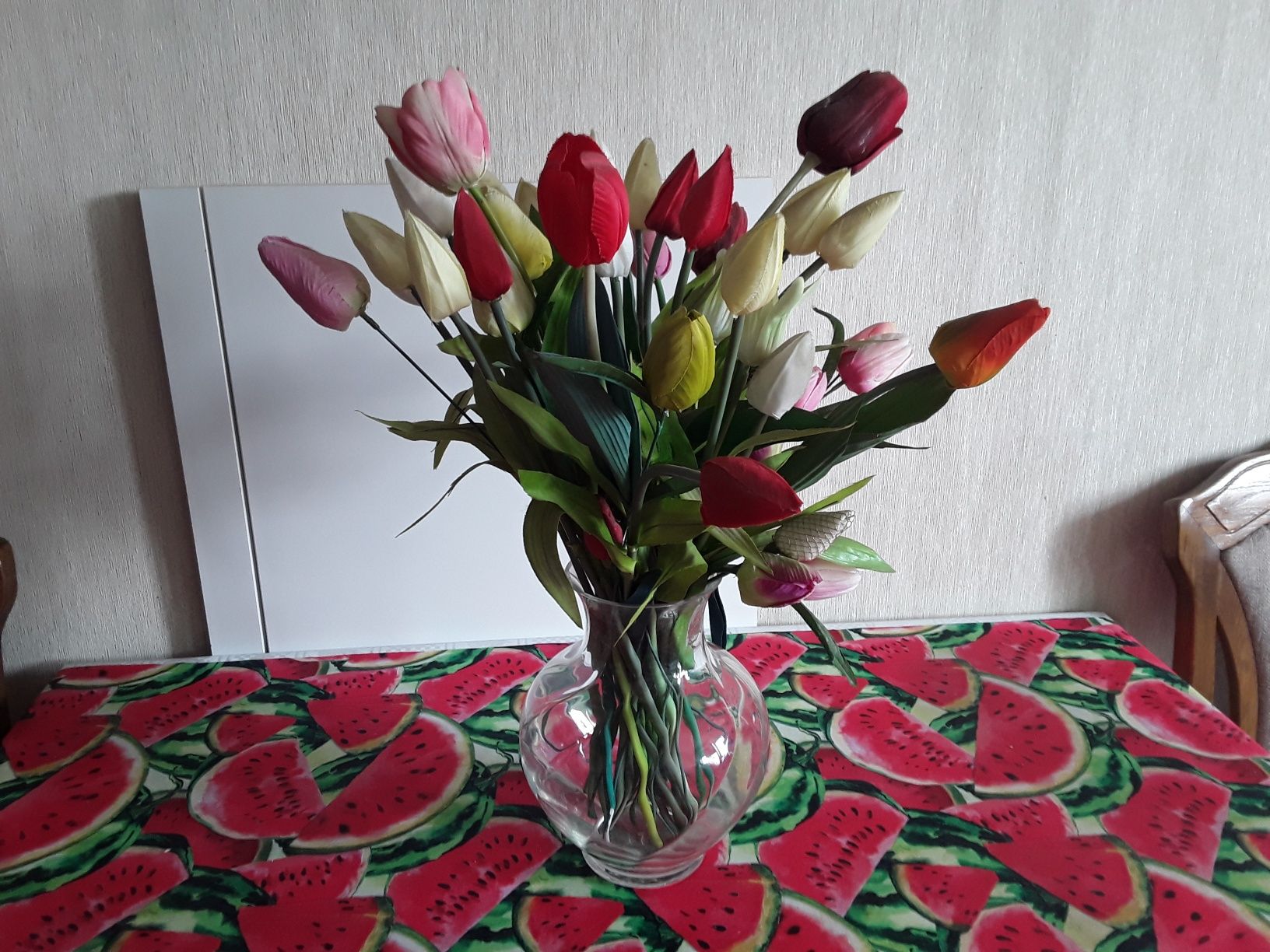 kompozycja tulipanow w orginalnym szklanym wazonie tanio