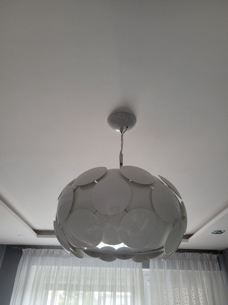 Lampa biała do salonu.