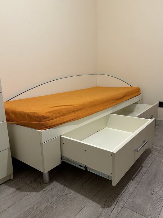 Продам комплект меблі в дитячу кімнату .