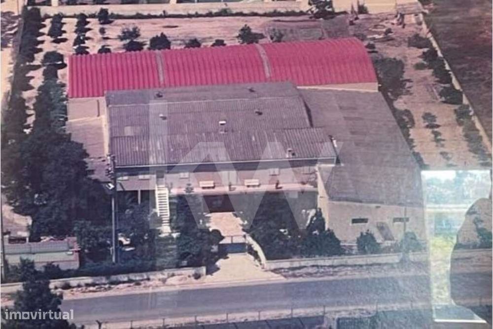 Fantástico Terreno Com  Pavilhões Industriais E Apartamentos - Azeitão