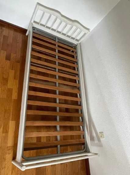 Cama de solteiro branca mais estrado