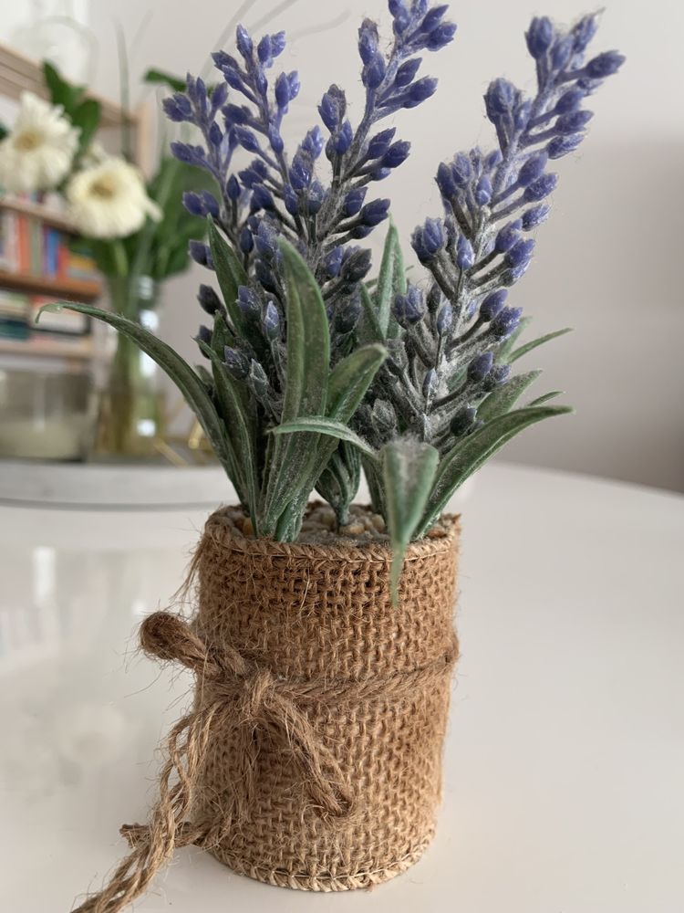 Vaso com flores artificiais