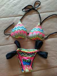 Bikini colorido bonito deeply