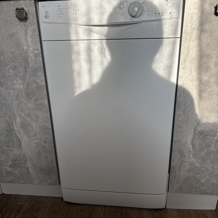 Посудомійна машина indesit DSG051  45см на деталі