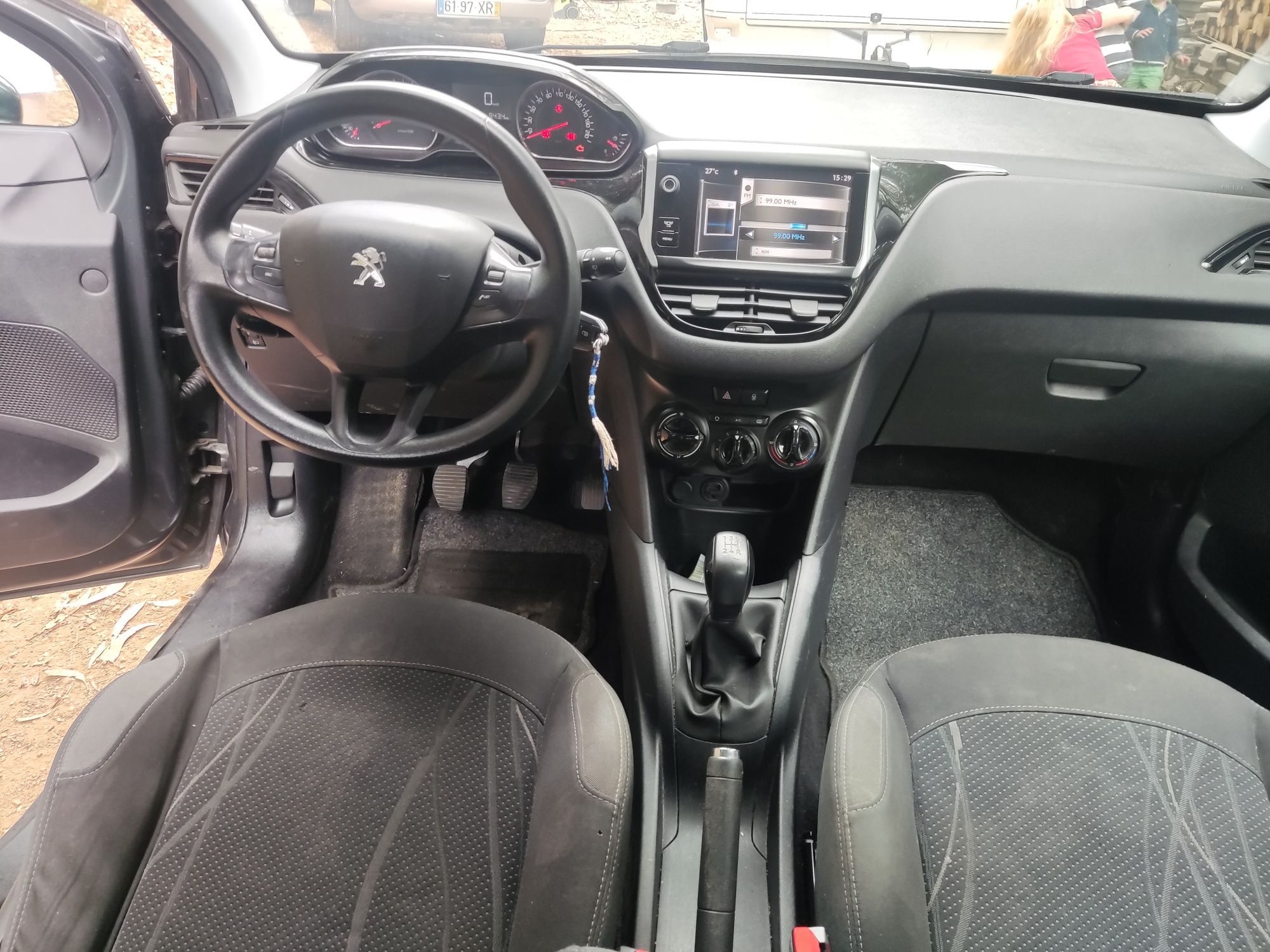 ## Peugeot 208 1.2 ##