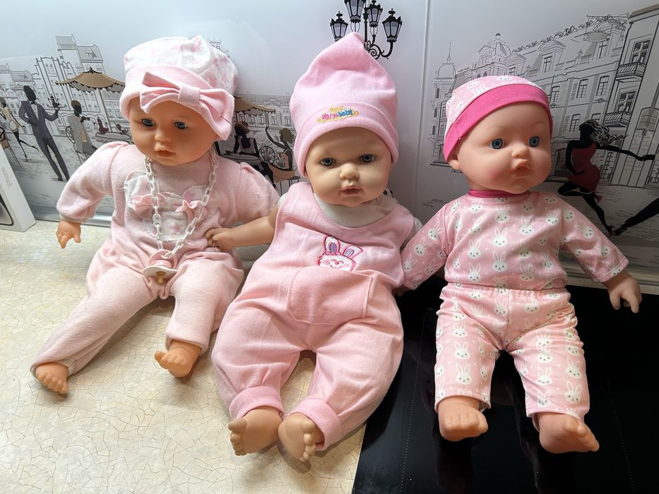 2 lalki wraz z akcesoriami- wanna, stolik do karmienia, nosidło