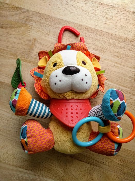 SKIP HOP Lew Bandana Buddies - zabawka sensoryczna, edukacyjna.