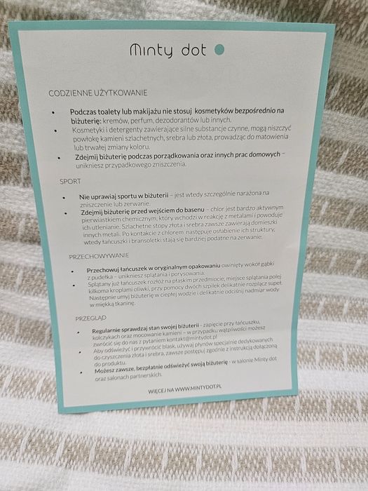 Minty dot bransoletka z żywicy kolor jasny szary, light grey. 
Nowa z