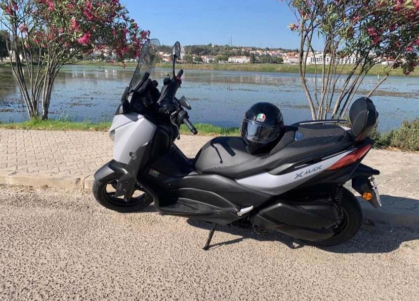 Yamaha Xmax 300 inclui  alforges laterais