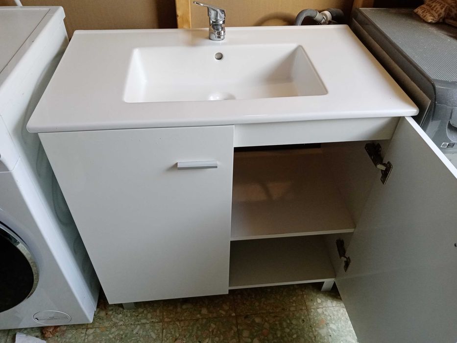 Lavatório em cerâmica com armário