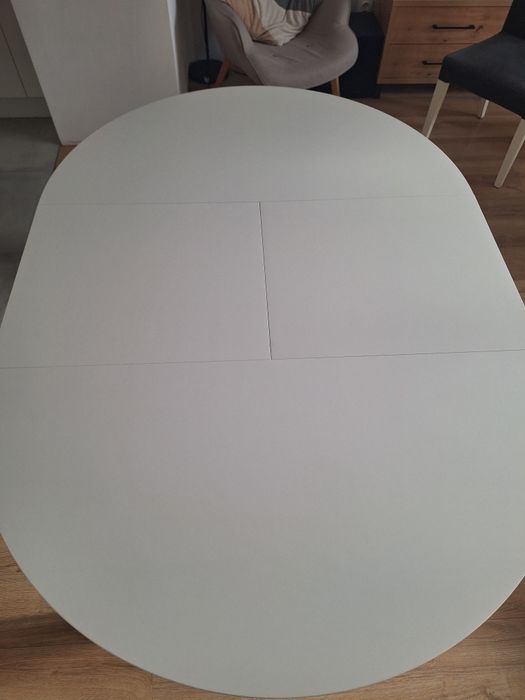 Biały rozkładany stół