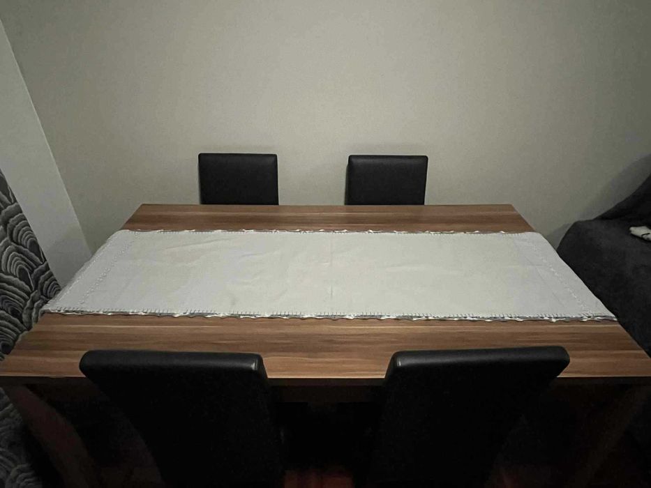 Mesa de sala de jantar com 4 cadeiras em pele sintética