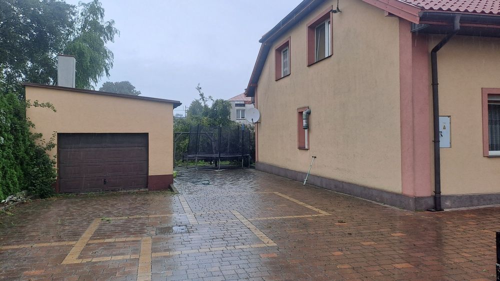 Na sprzedaż przestronny dom z tarasem i garażem .