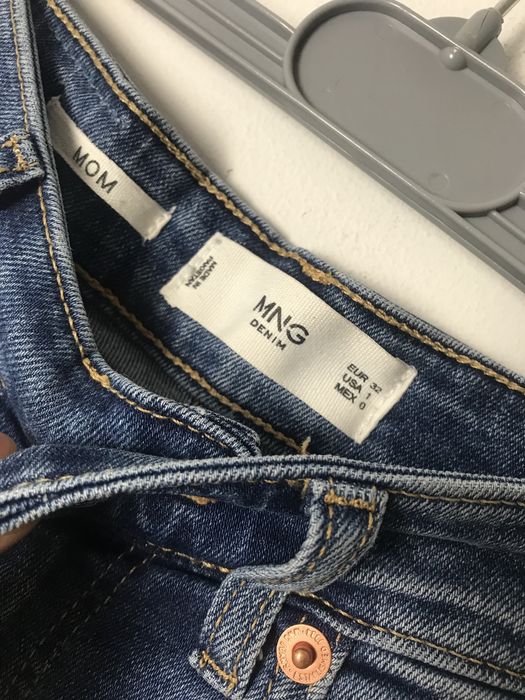 Niebieskie jeansy mom jeans z wysokim stanem Mango