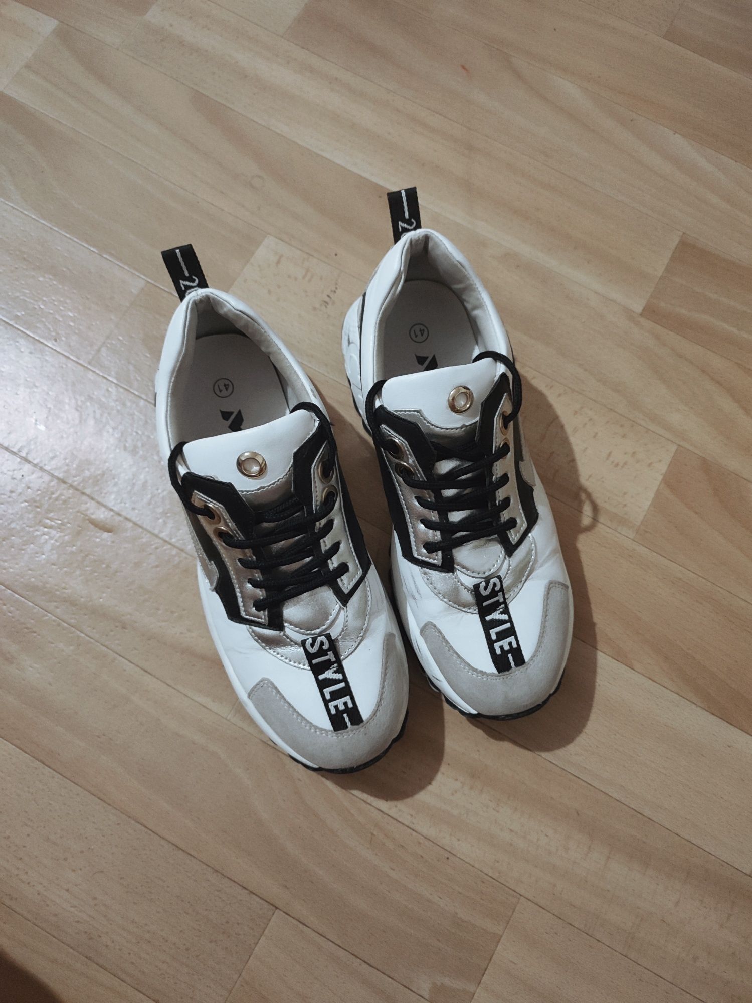 Продам кроссовки женские р 41