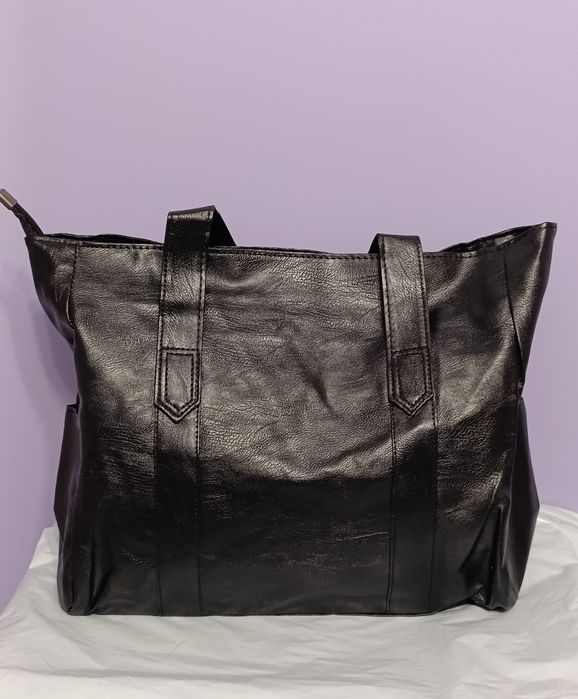 Чорна і коричнева жіноча сумка.