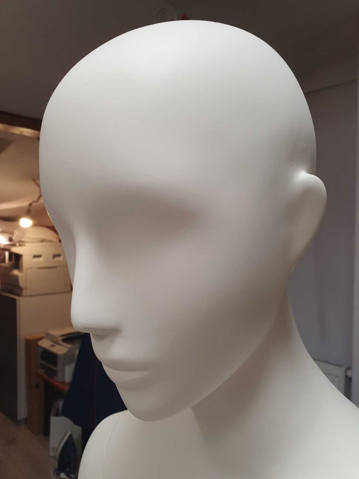 manekin biały niemiecki  z efektem rozmazania twarzy 173 cm