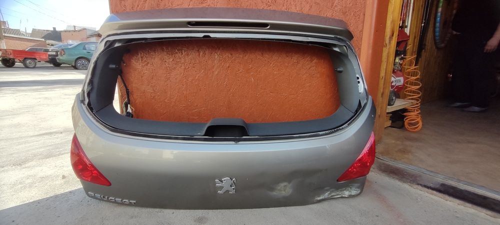 Продам задню ляду Пежо 3008 , 2011р.