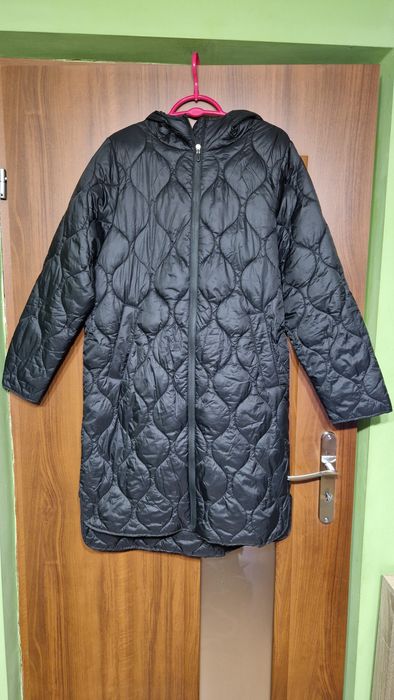 Pikowany płaszcz z kapturem czarny rozmiar S