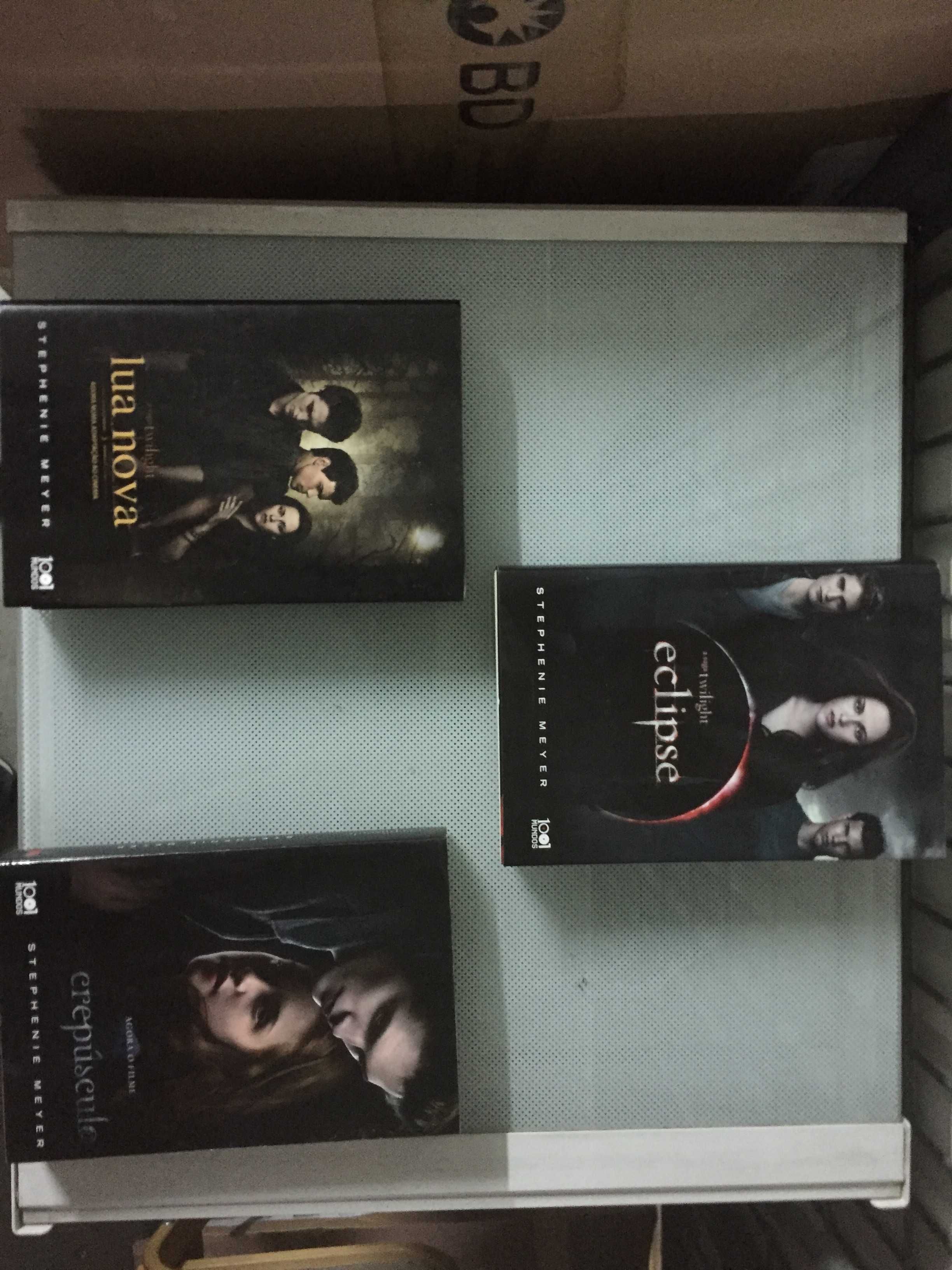 Livros Saga Twilight(3 livros) e As Cinquenta Sombras de Grey