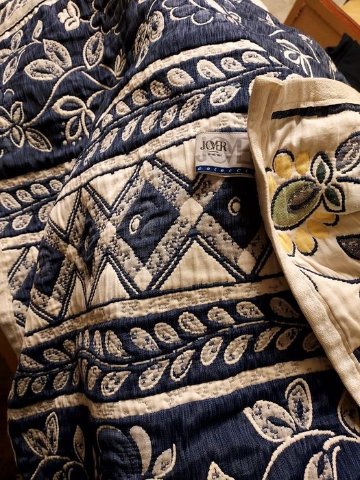 Colcha de corpo e meio com padrões azuis