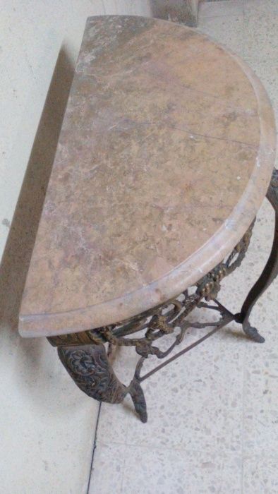 Credência em latão e mármore - vintage em bom estado