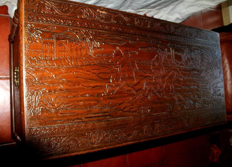 Baú antigo de madeira trabalhada