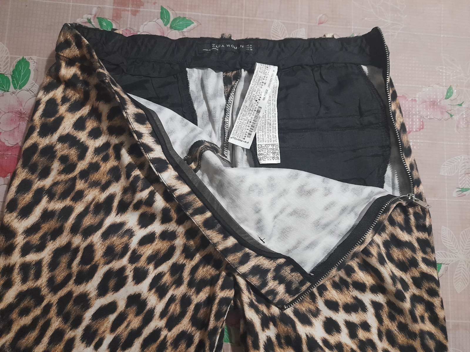 Брючки стрейчевые с принтом zara   р 46