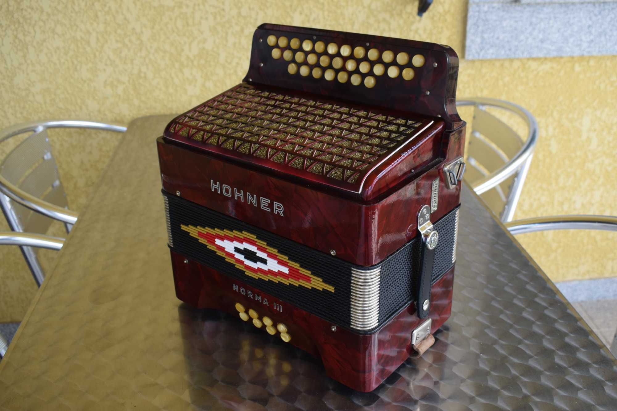 Hohner Norma III 3 voz Fa# La3 Re#