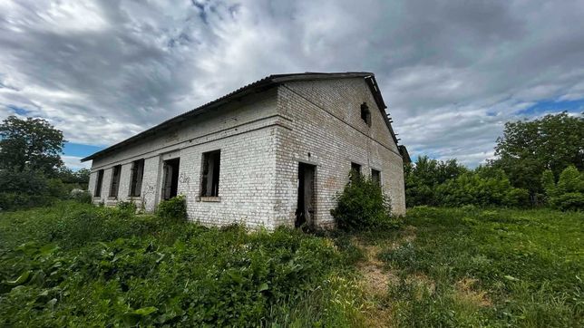 Продам нежитлову будівлю в центрі села Світильня Броварського району