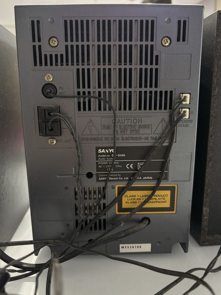 Aparelhagem sanyo com colunas e comando