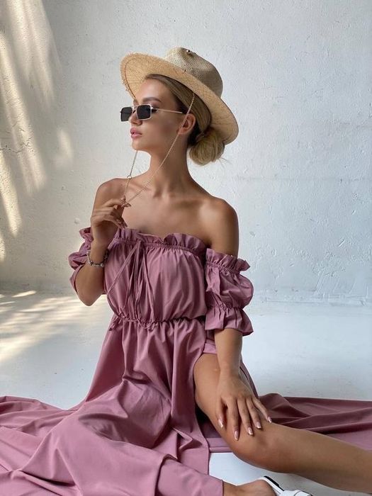 Сукня з розрізом на ніжці