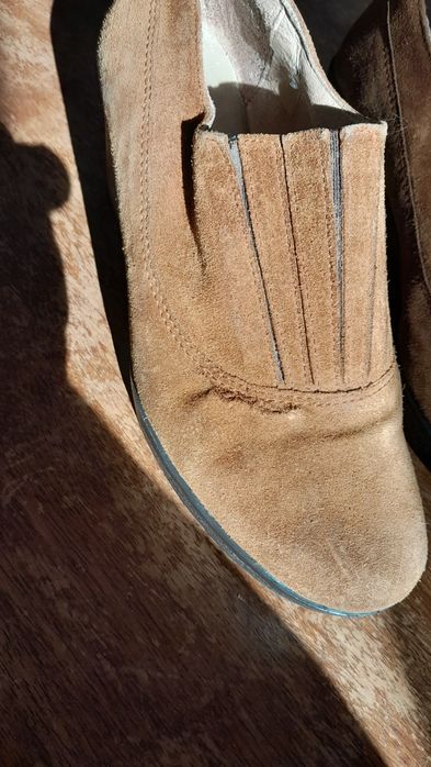 Botas camurça até ao tornozelo, de cunha, com elástico no peito do pé