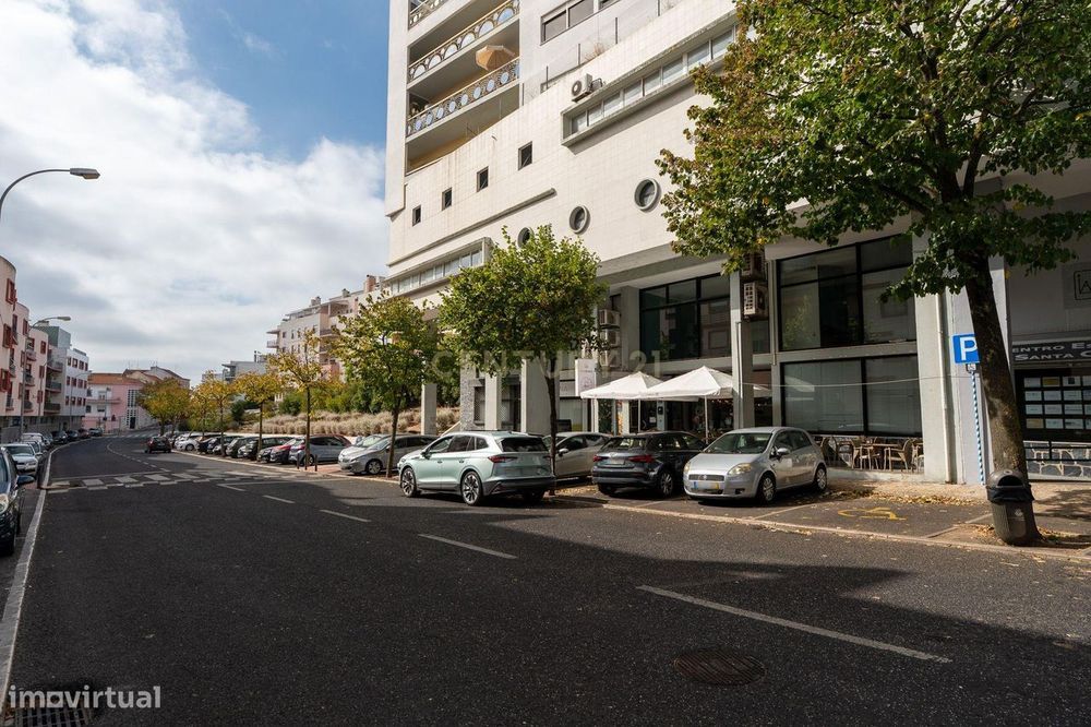 **Fantástica loja de dois pisos em Linda a Velha**