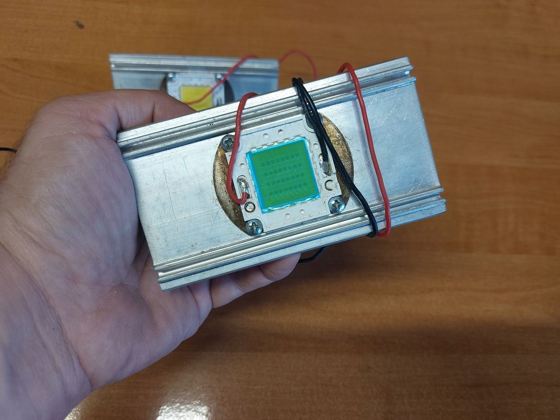 LED 100W  12V na radiatorze