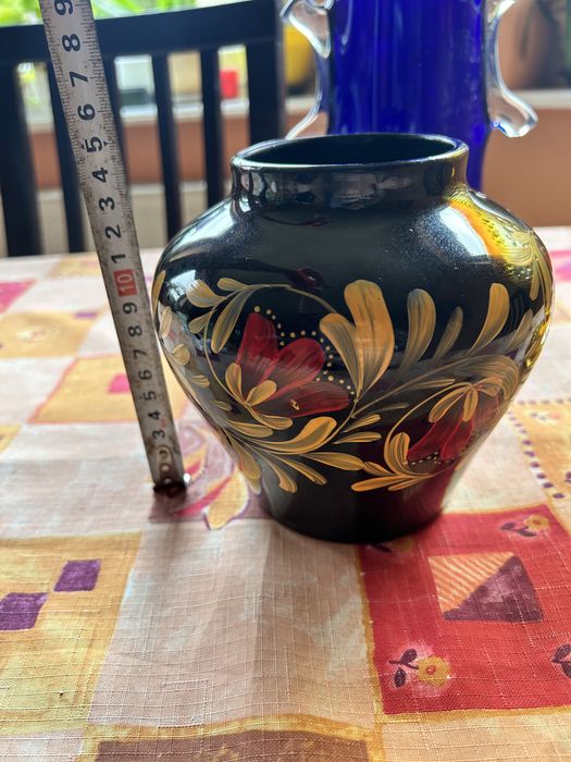 wazon ręcznie malowany czarny kwiaty hand made PRL stary antyk