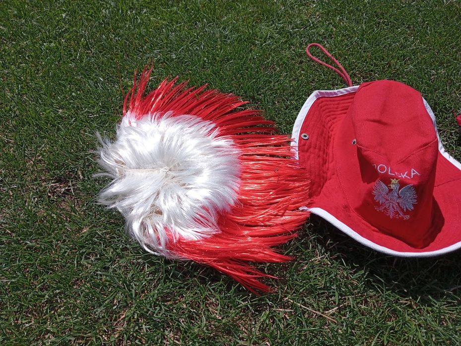 Trzy kapelusze kibica i peruka