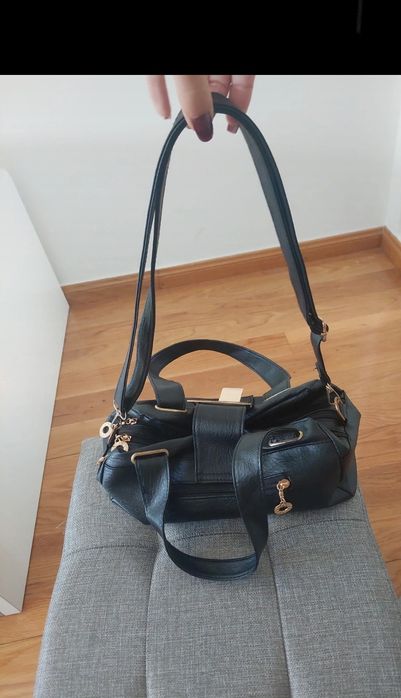 Mala preta com detalhes em dourado